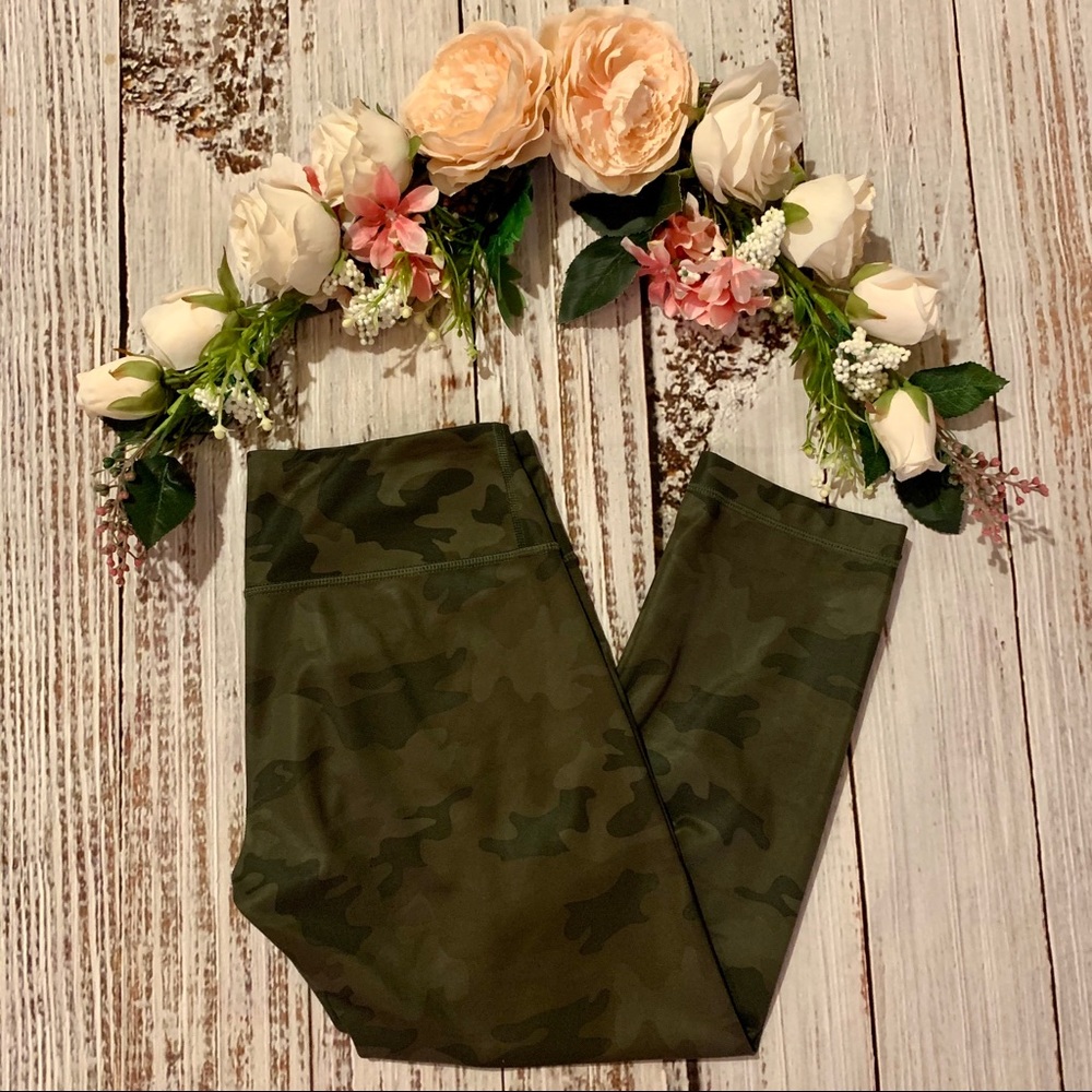RARE Wunder Under Crop CAMO!
